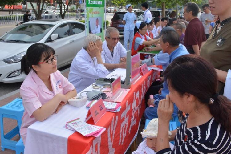 我院的医务人员为居民提供量血压,健康咨询等服务.