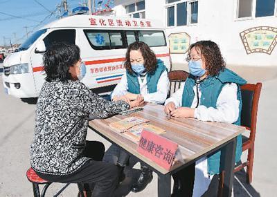 医务人员在西深沟村为村民进行健康咨询服务.