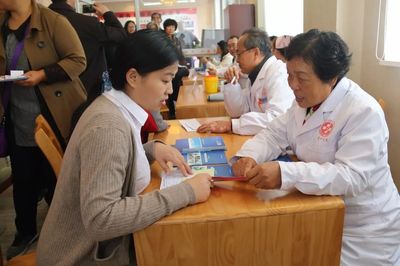 半岛专家义诊走进潮海街道腾马社区,居民家门口免费做B超、心电图、血压、血糖等体检_搜狐社会_搜狐网
