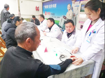 屏都街道开展送健康暖心服务