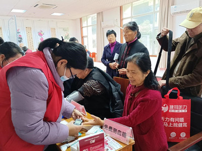 关爱老人在行动 爱心义诊进社区