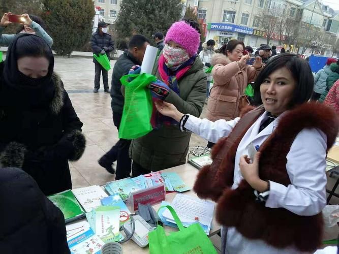 卫生服务站举办"社区动员同防艾,健康中国我行动"健康教育咨询活动